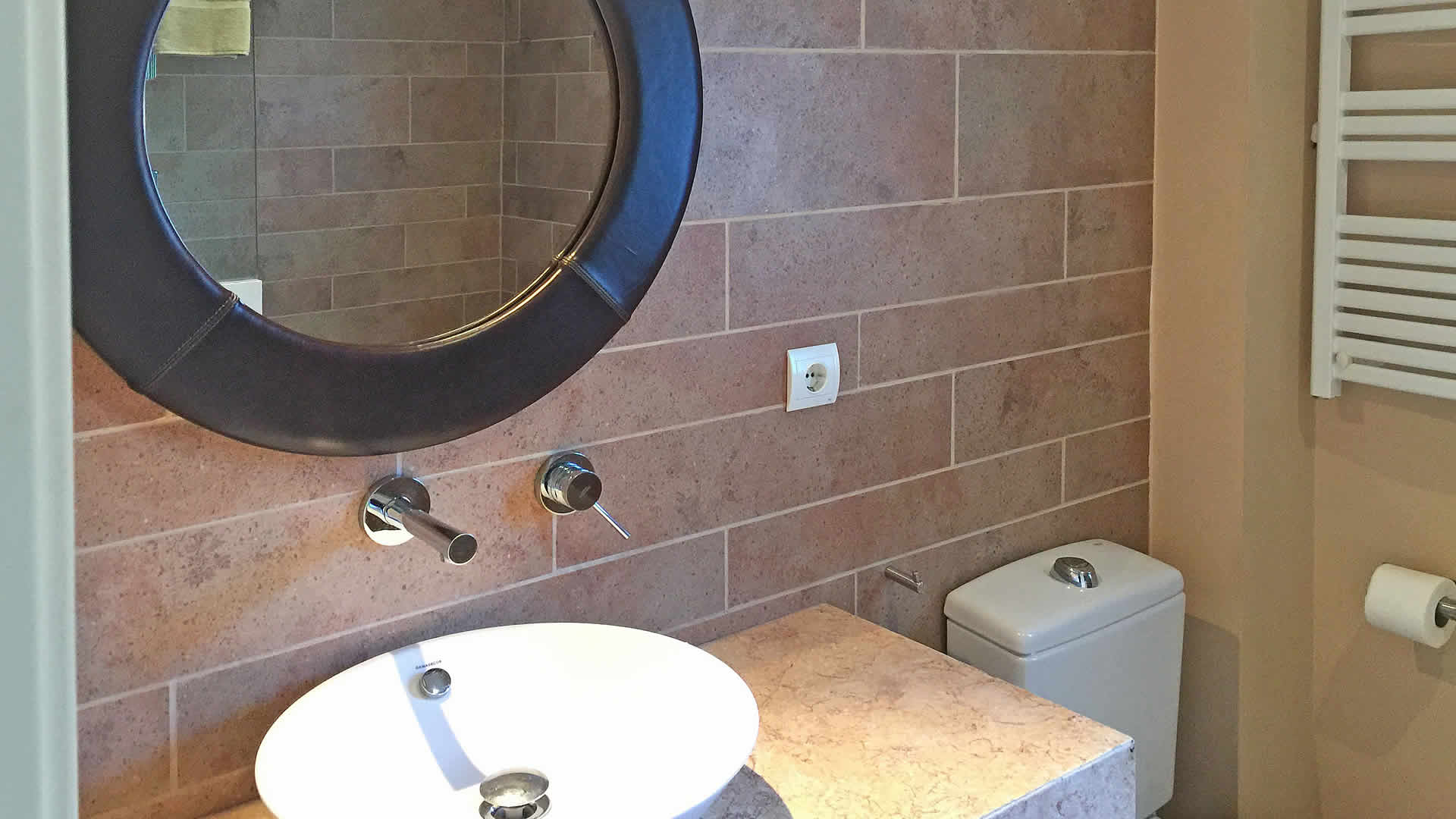 Salle de bain avec douche