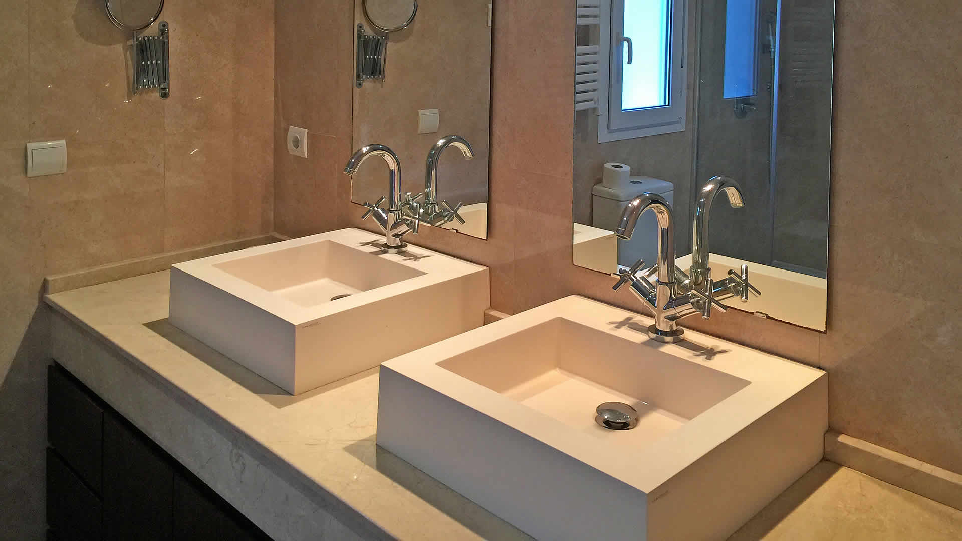 Salle de bain avec douche