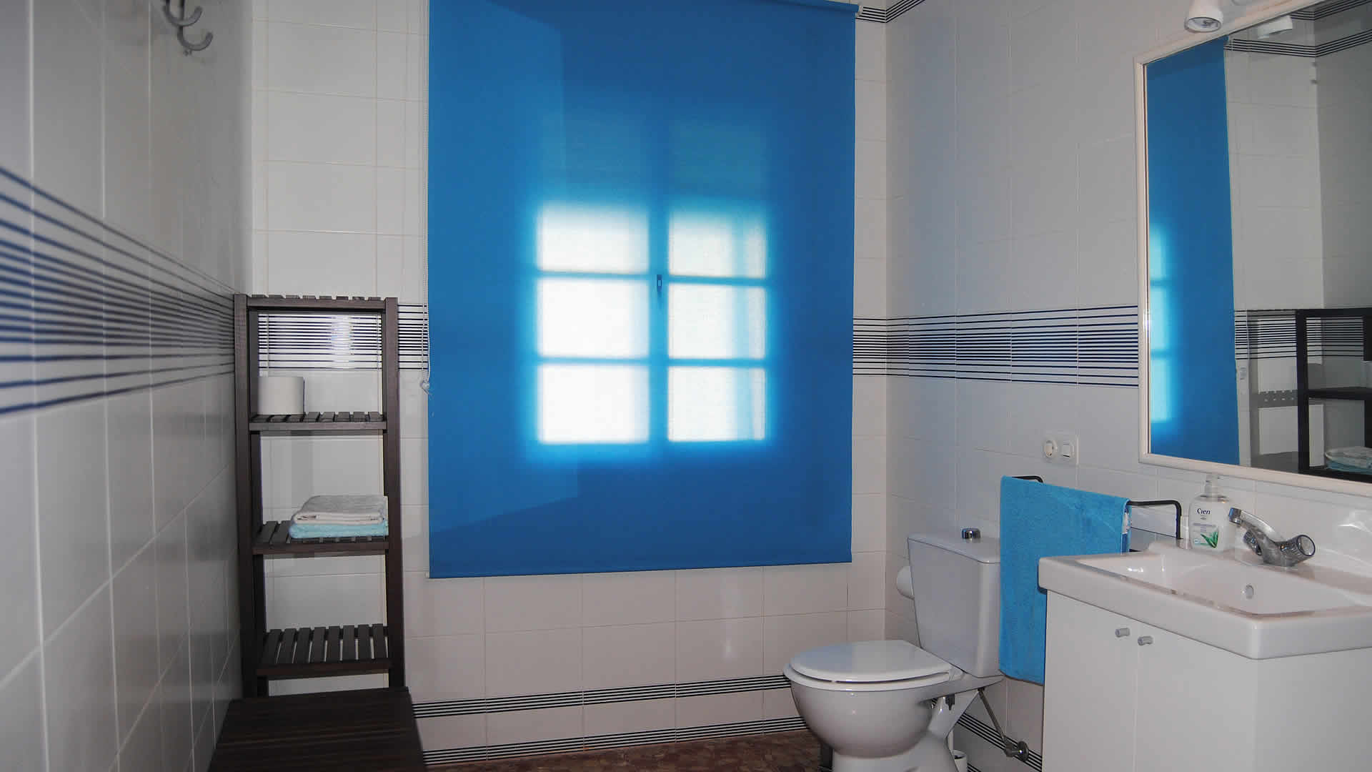 Salle de bain avec douche